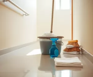 Sprzątanie klatki schodowej w bloku