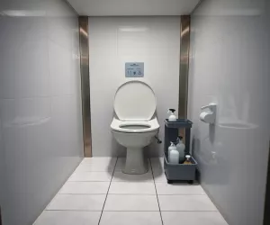 Sprzątanie toalety w pracy
